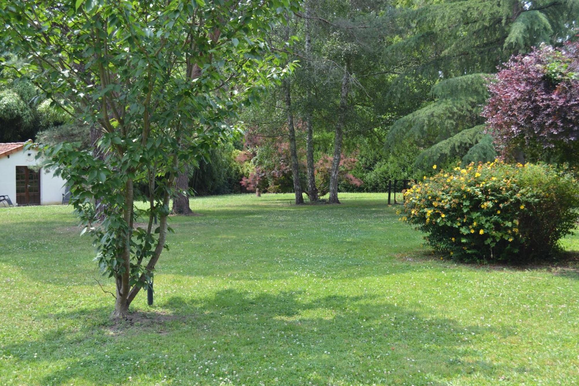 Les Bruyeres B&B Montbron Dış mekan fotoğraf