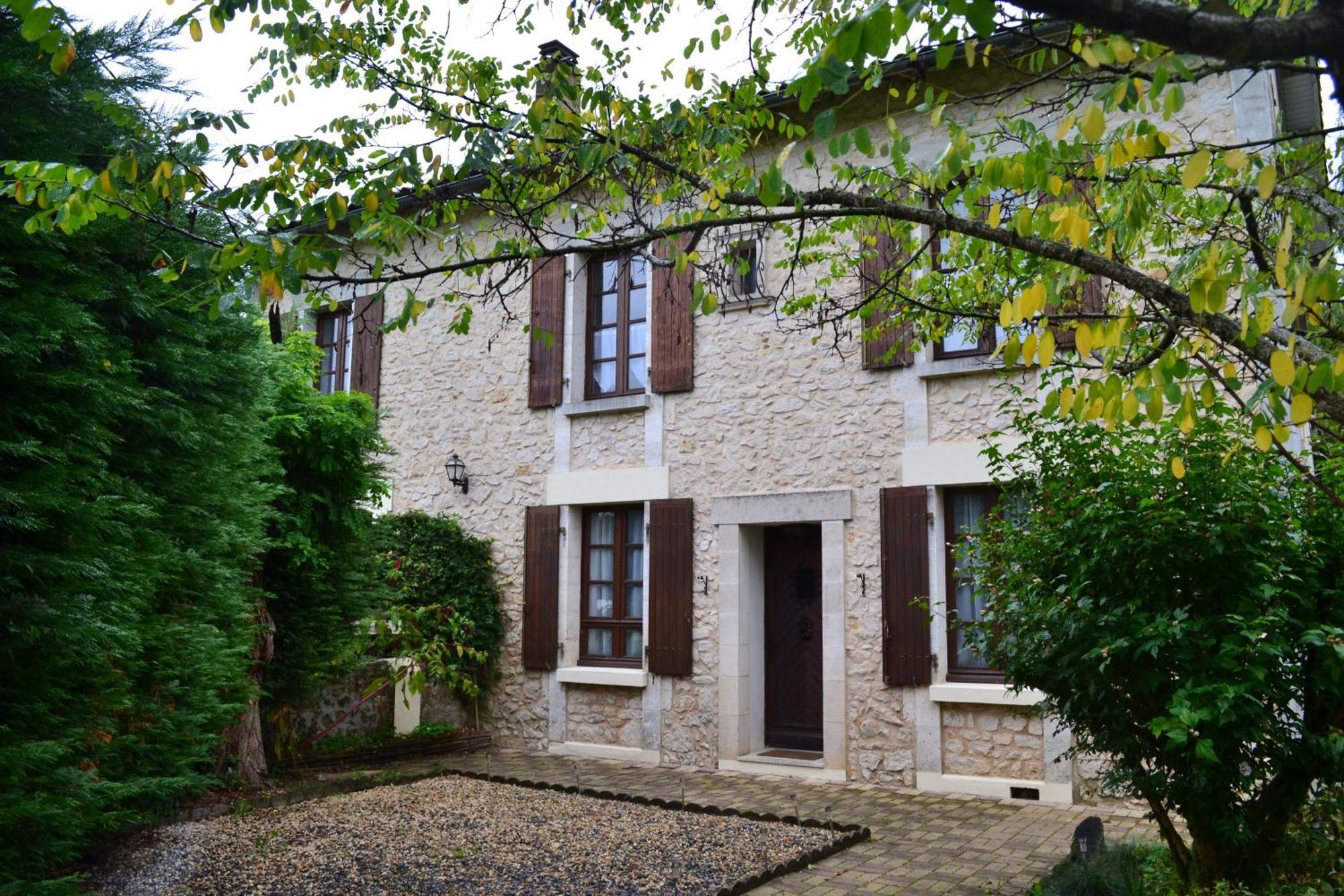 Les Bruyeres B&B Montbron Dış mekan fotoğraf